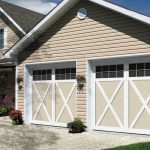Portes de garage de style champêtre · Eastman et Cambridge